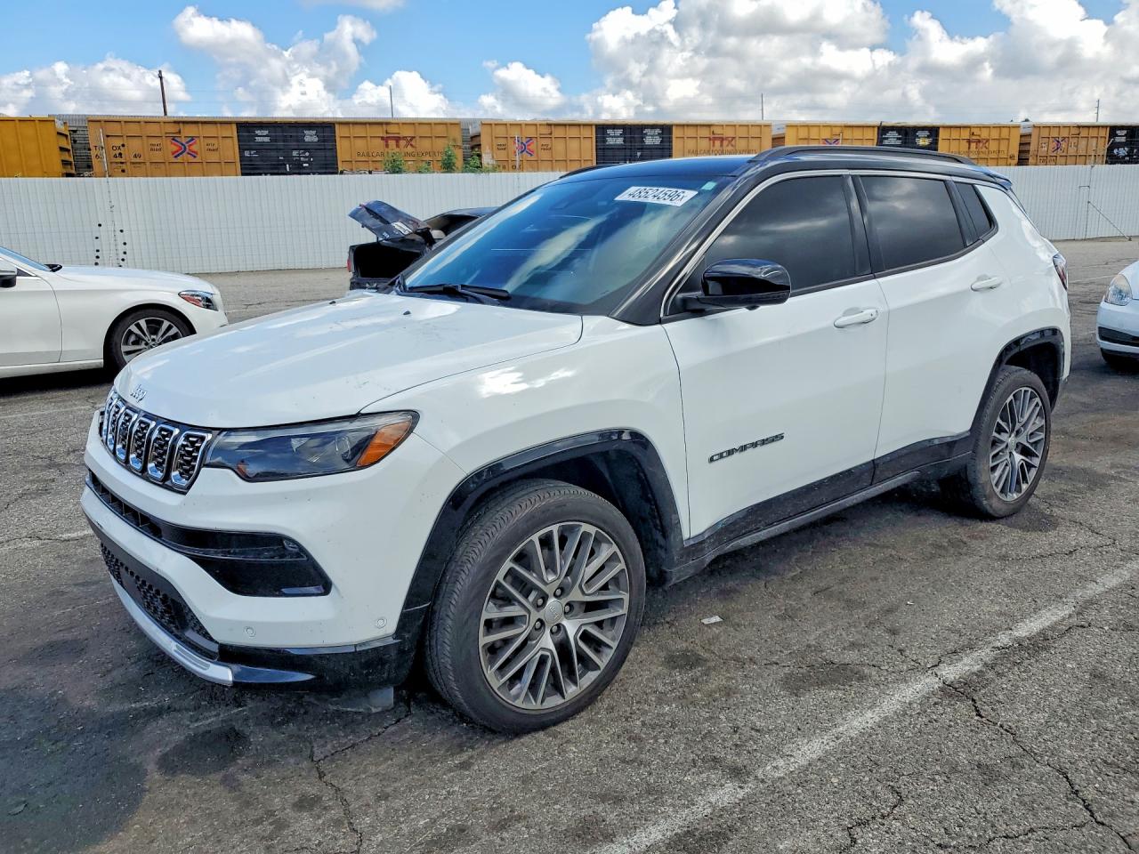 Salvage Jeep Compass Image