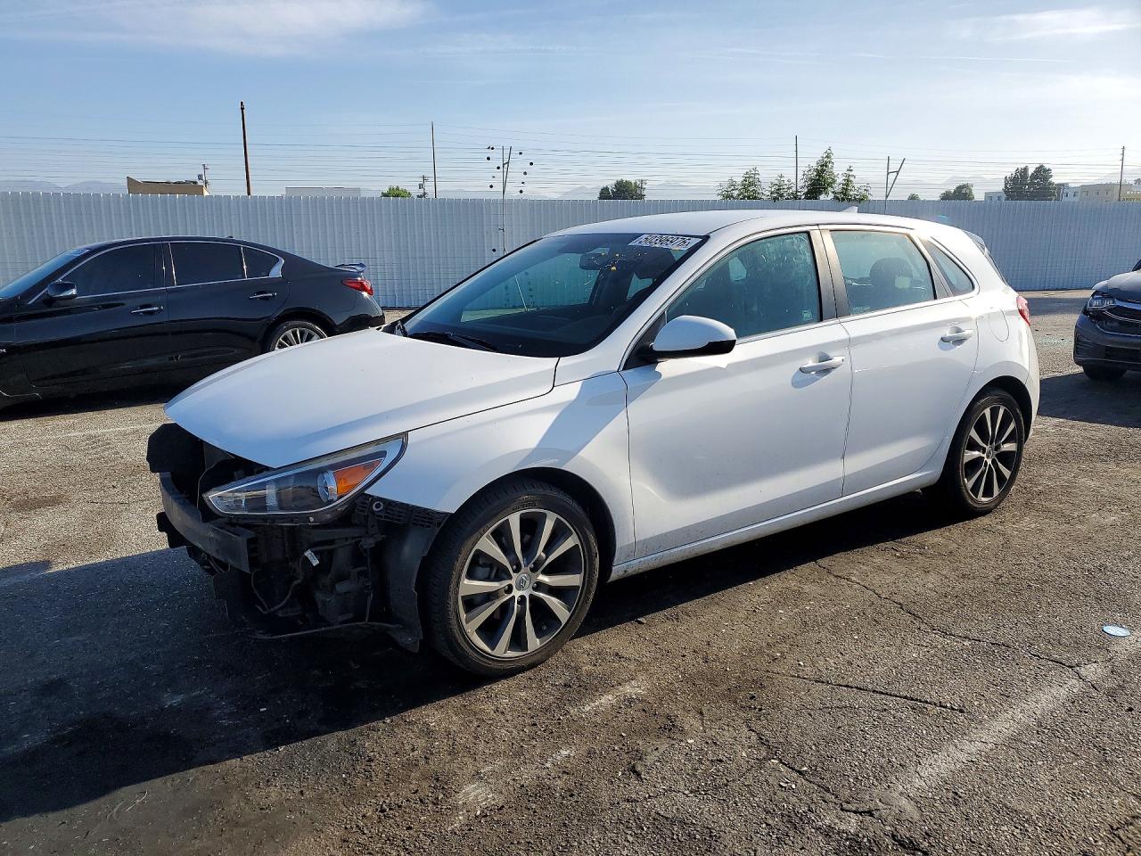 Salvage Hyundai ELANTRA Image