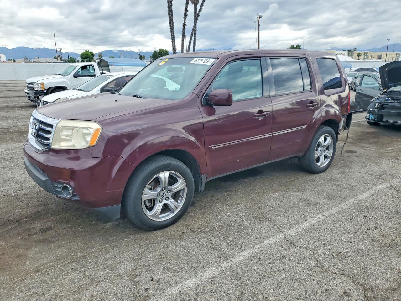 Salvage Honda Pilot Image