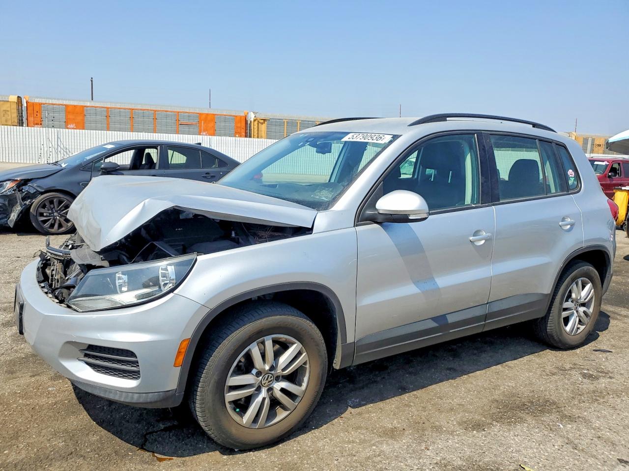 Salvage Volkswagen Tiguan Image