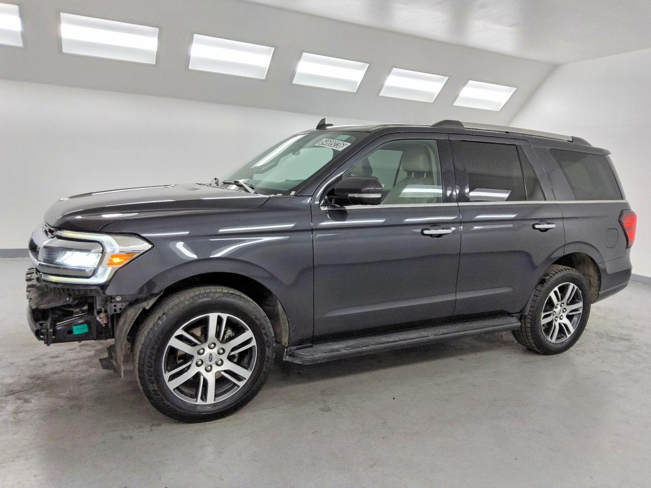 Salvage Ford Expedition Image