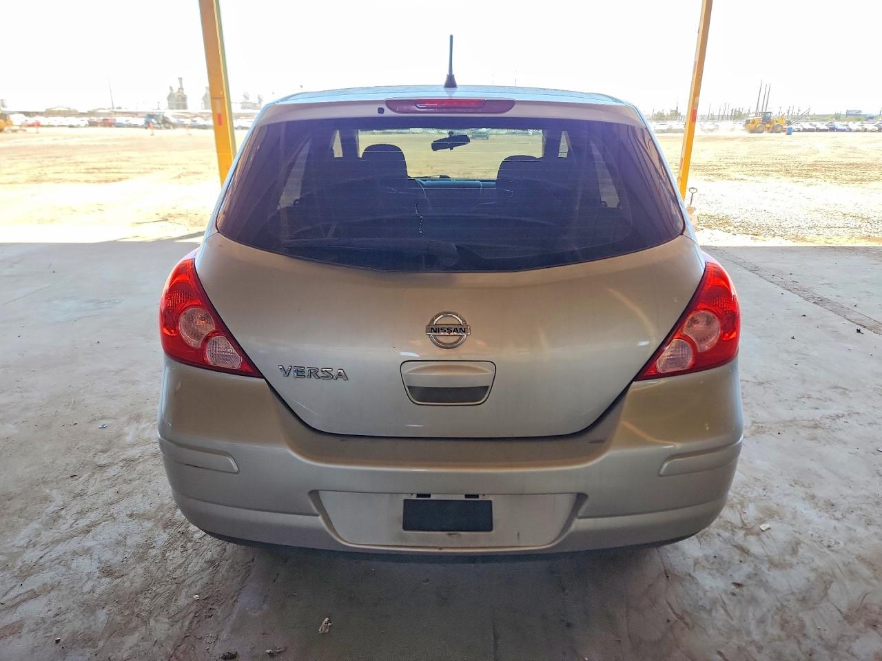 Nissan Versa 1.8 S
