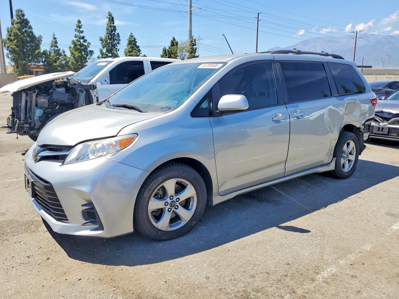 Salvage Toyota Sienna Image