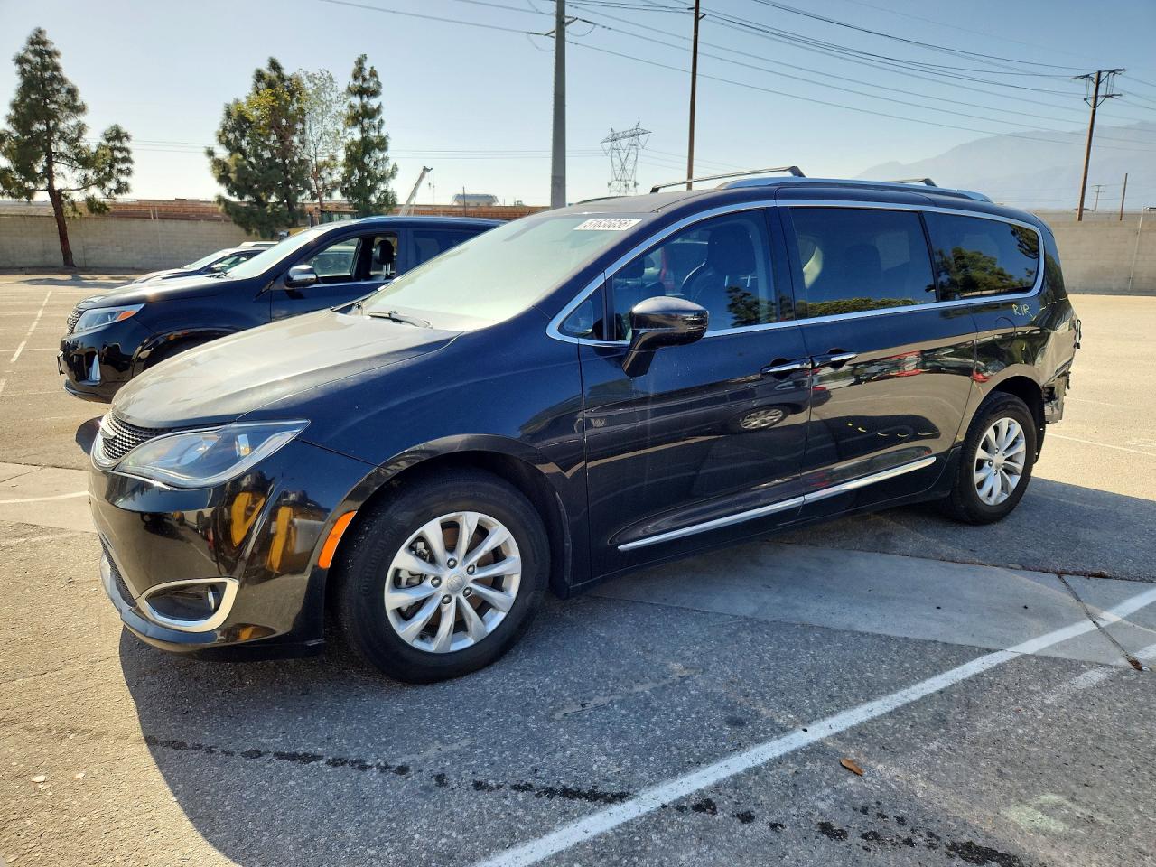 Salvage Chrysler Pacifica Image