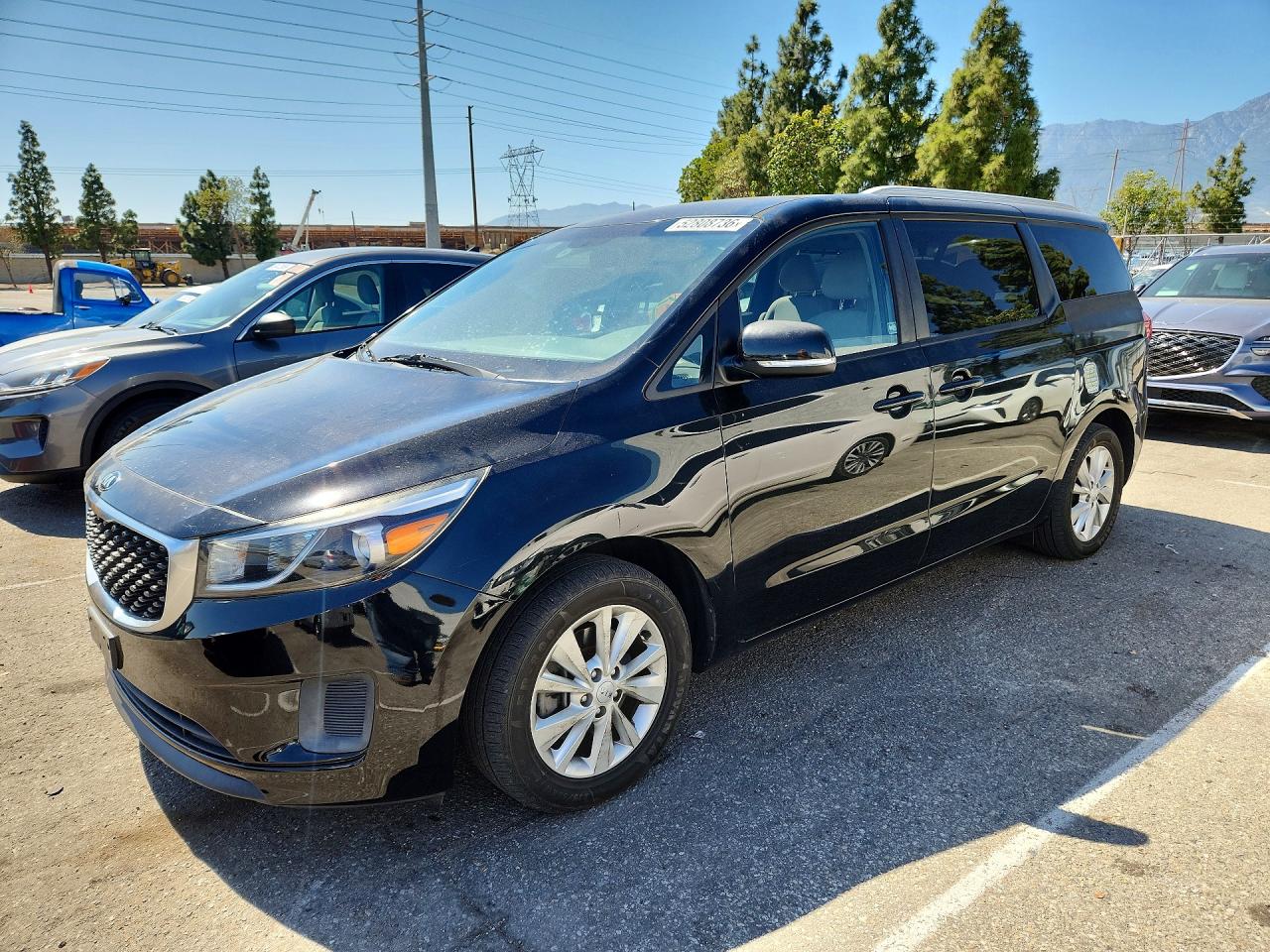 Salvage Kia Sedona Image
