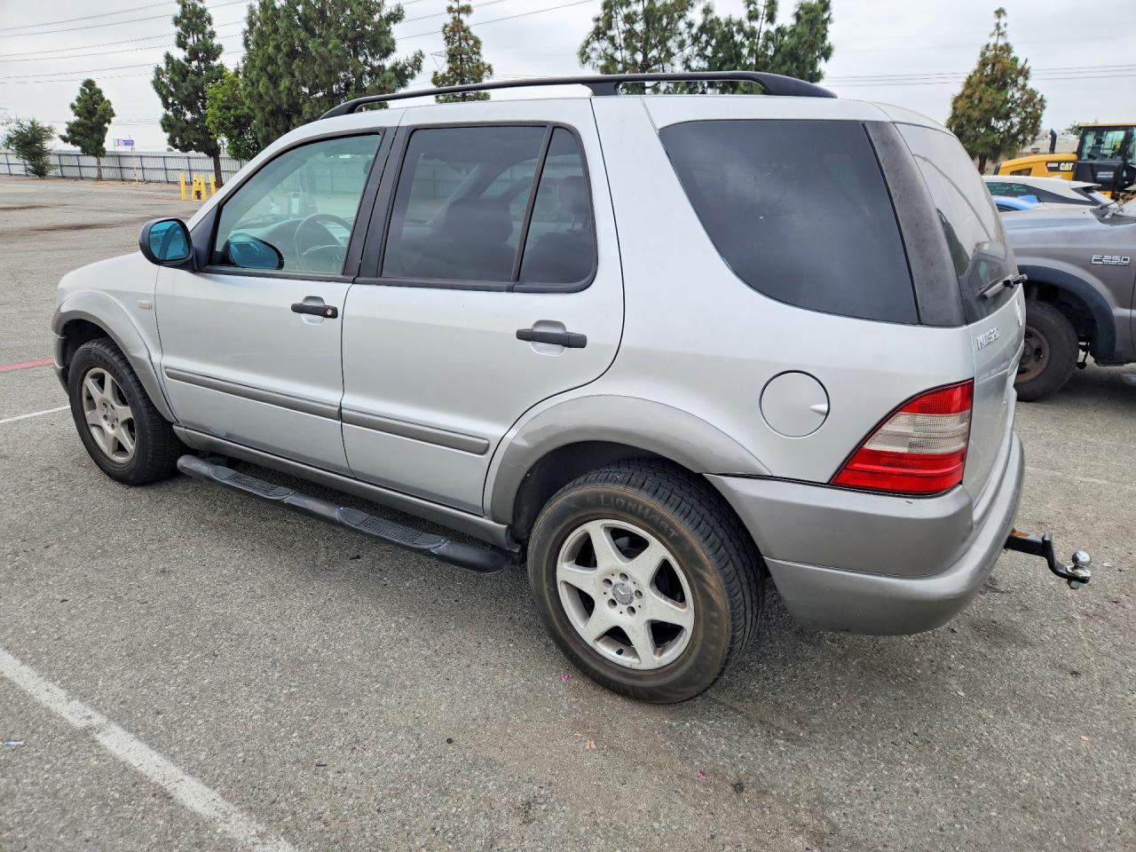 Mercedes-Benz M-Class 320