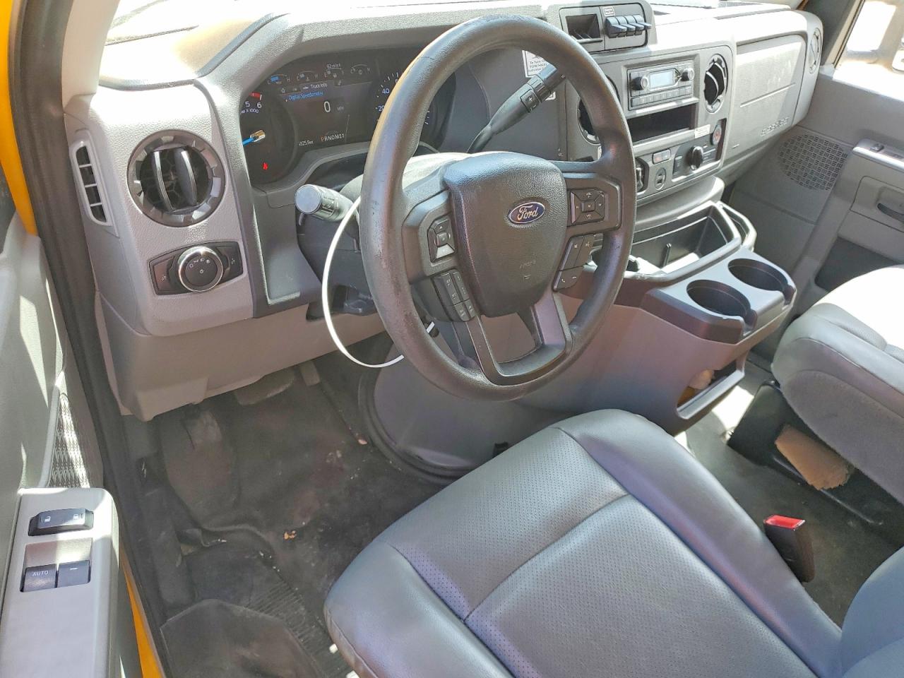 Ford Econoline E350 Super Duty Cutaway Van