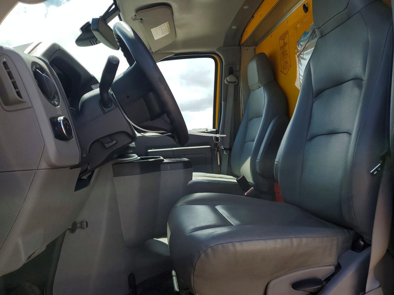 Ford Econoline E350 Super Duty Cutaway Van