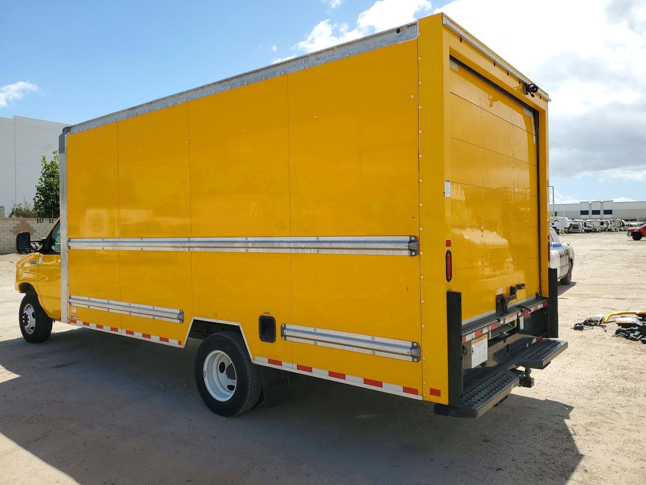 Ford Econoline E350 Super Duty Cutaway Van