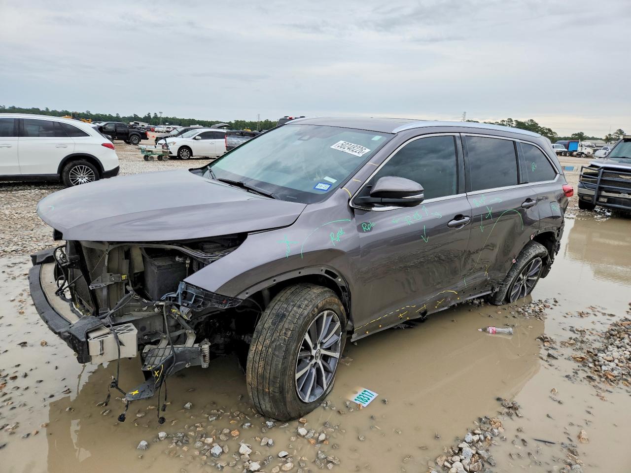 Salvage Toyota Highlander Image