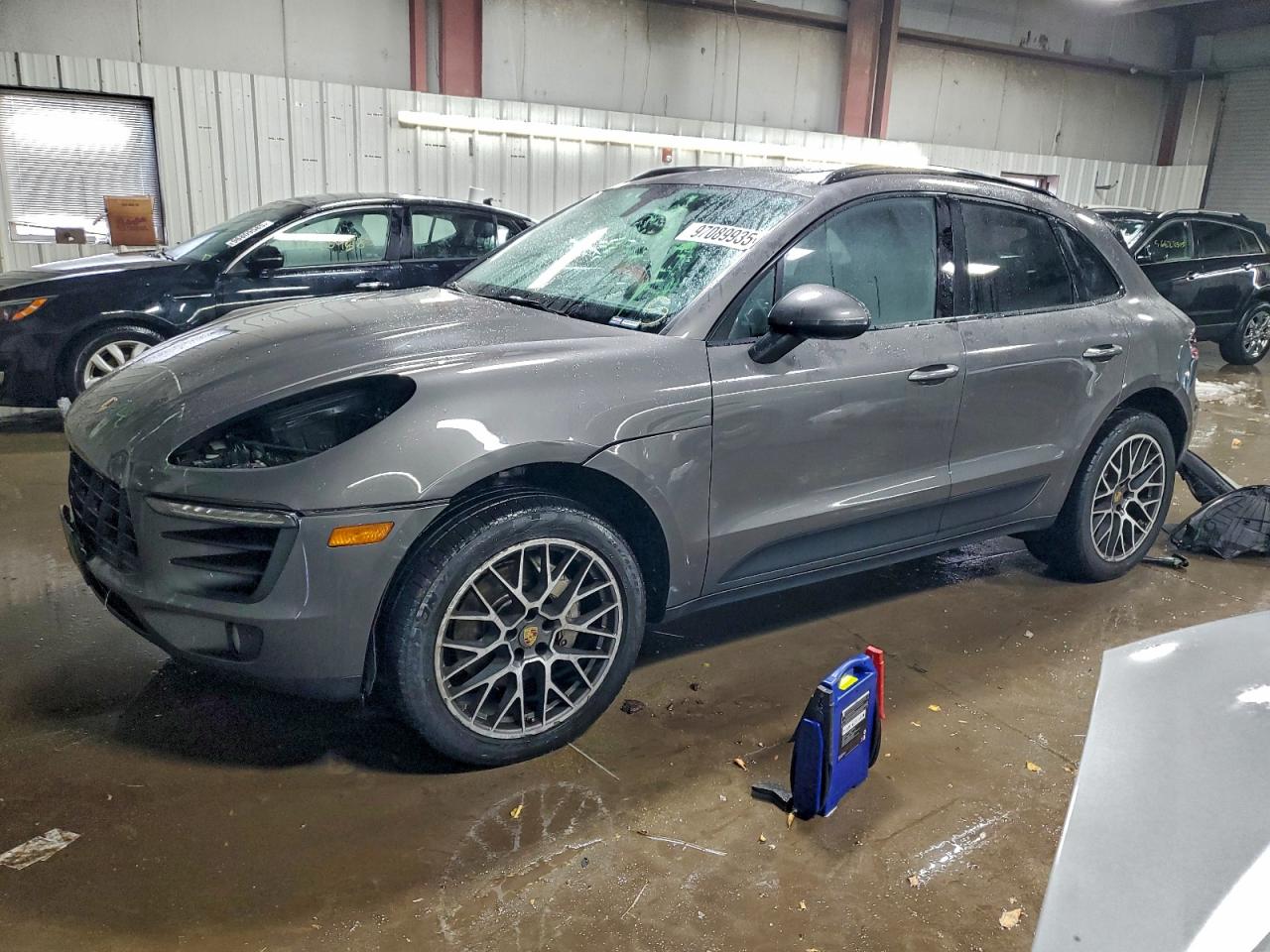 Salvage Porsche Macan Image