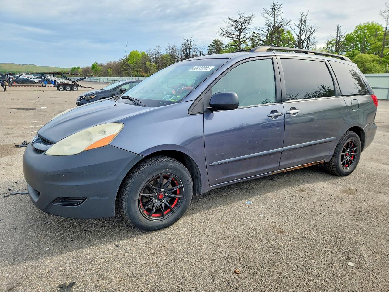 Salvage Toyota Sienna Image