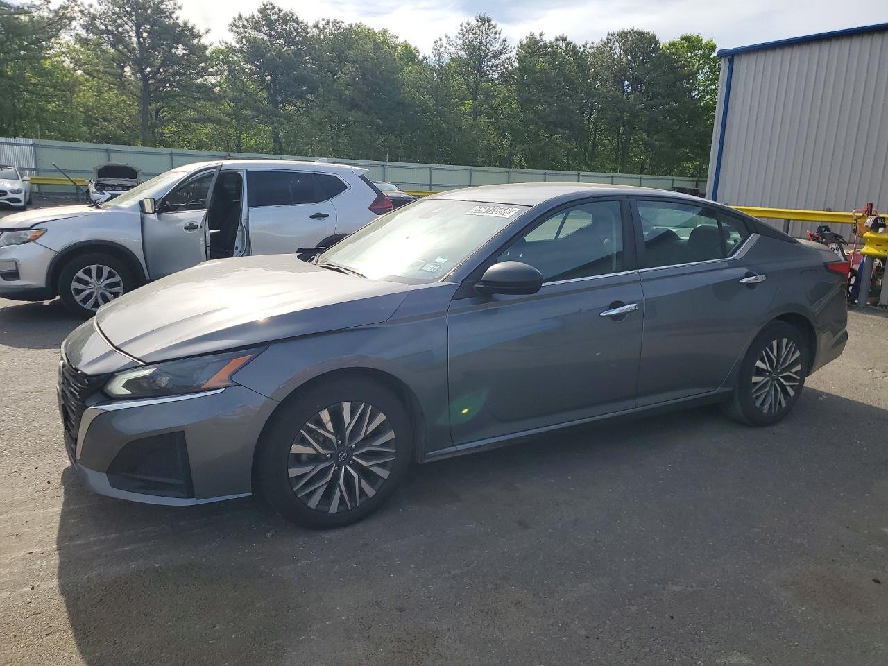 Salvage Nissan Altima Image