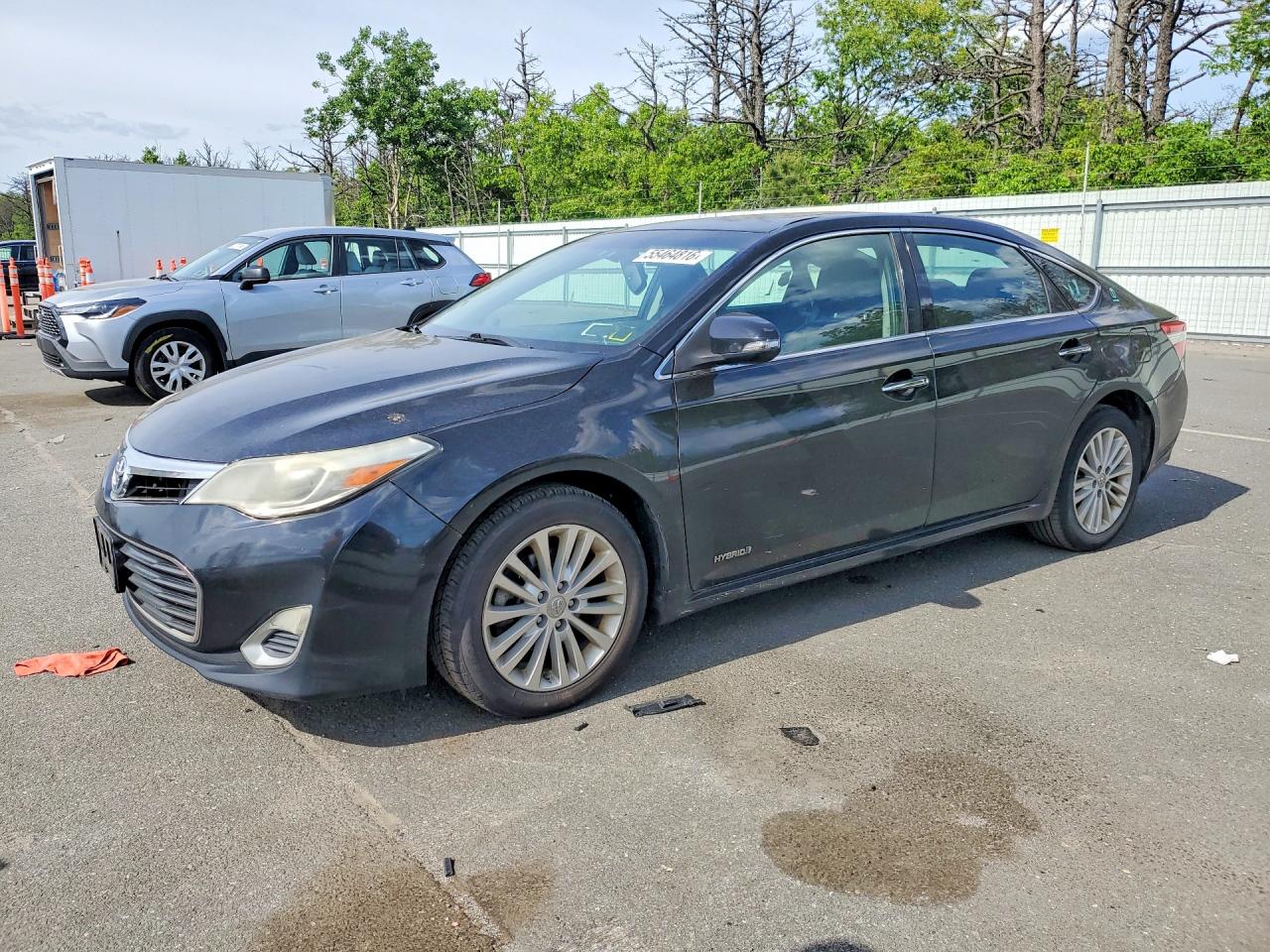 Salvage Toyota Avalon Image