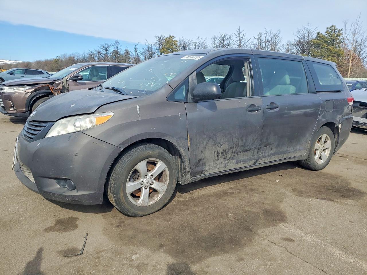 Salvage Toyota Sienna Image