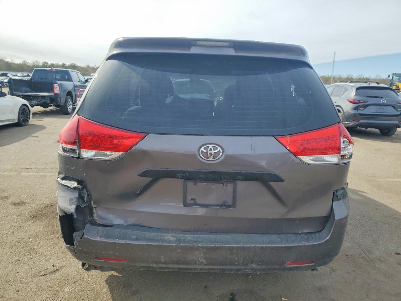 Toyota Sienna Base 7-passenger