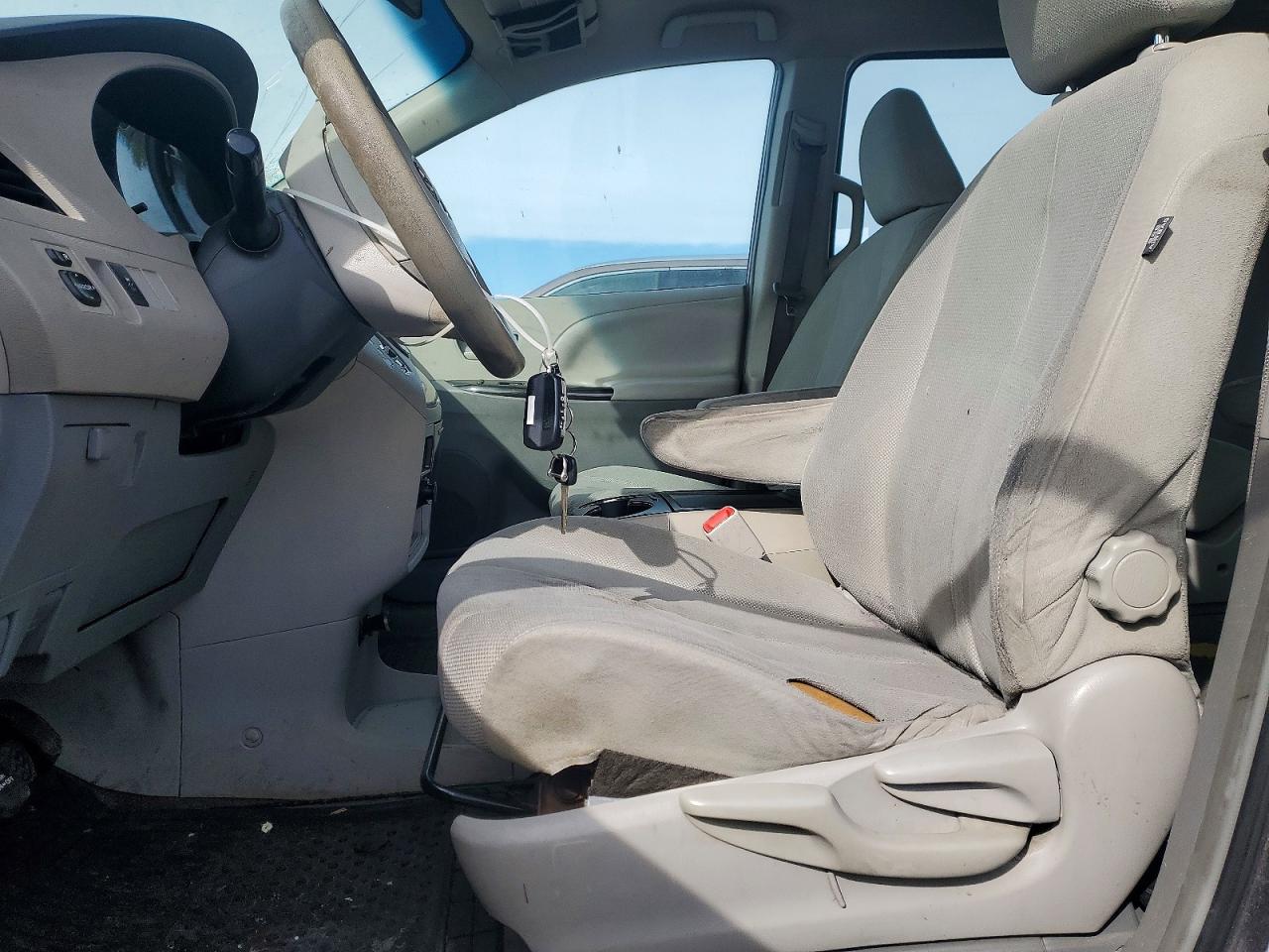 Toyota Sienna Base 7-passenger