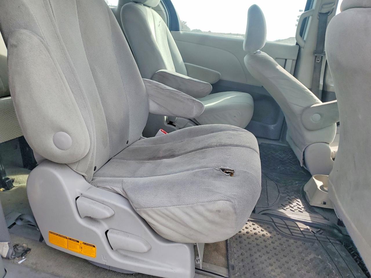 Toyota Sienna Base 7-passenger