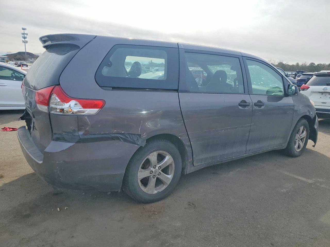 Toyota Sienna Base 7-passenger