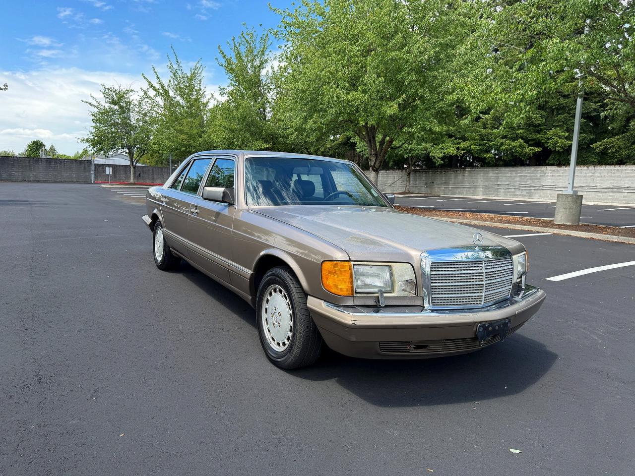 Salvage Mercedes-Benz 560-Class Image