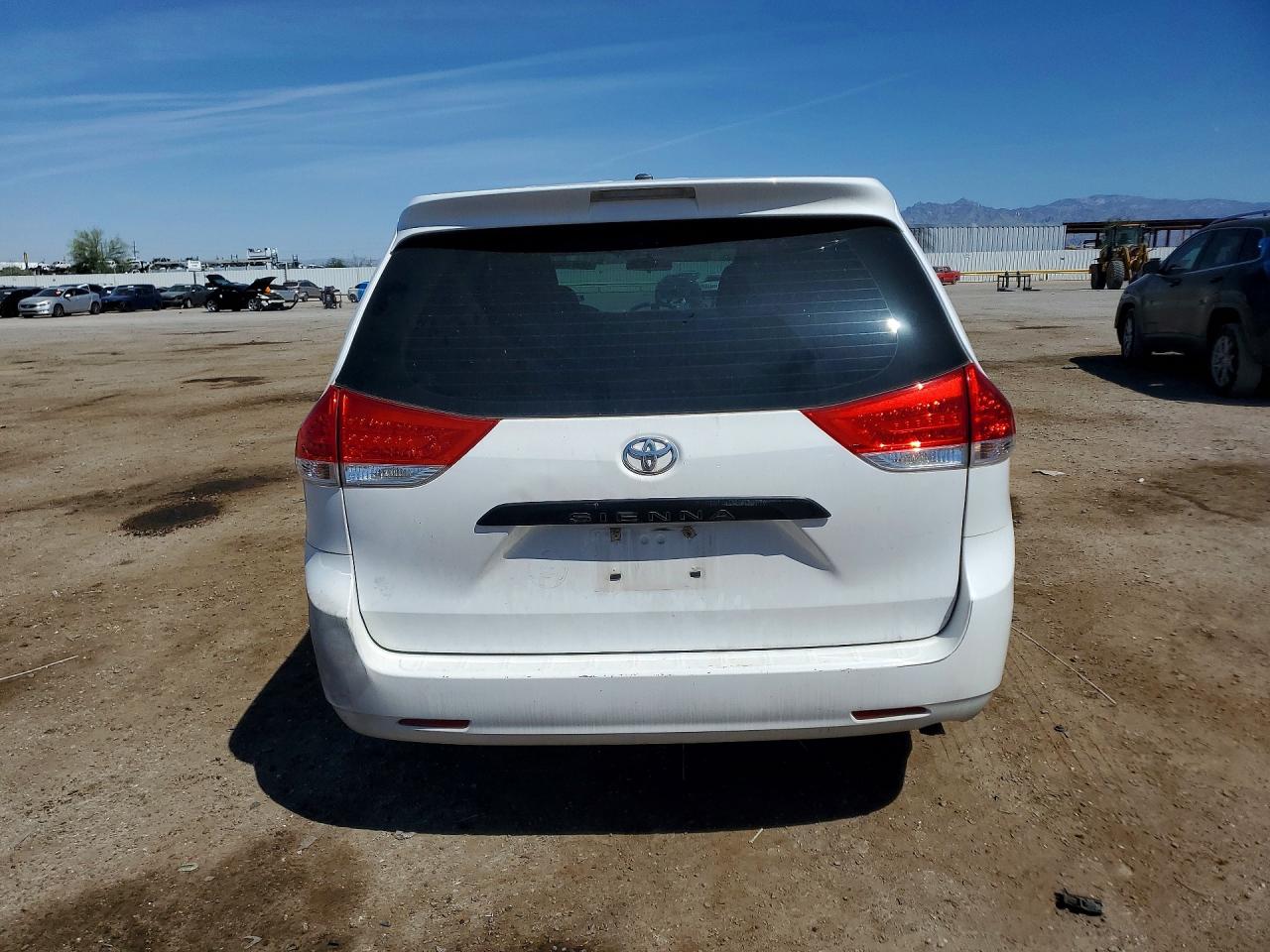 Toyota Sienna Base 7-passenger