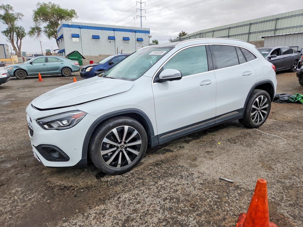 Salvage Mercedes-Benz GLA Image