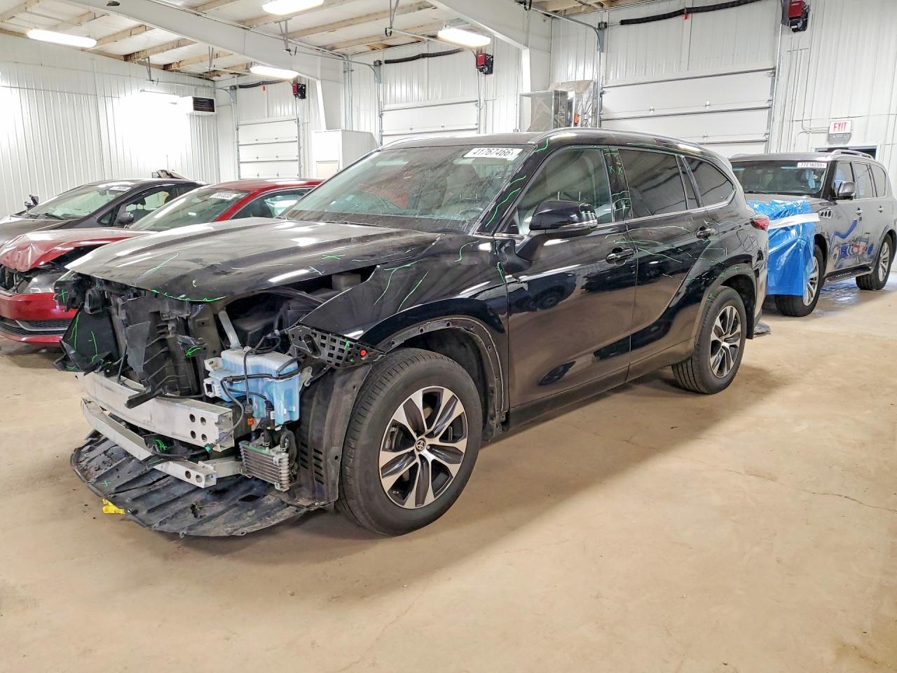 Salvage Toyota Highlander Image