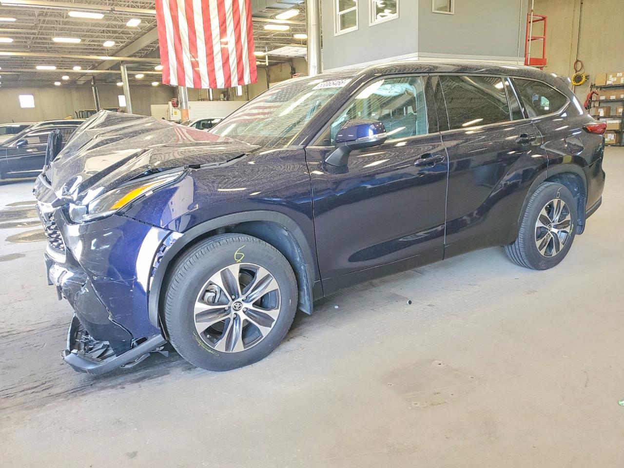 Salvage Toyota Highlander Image