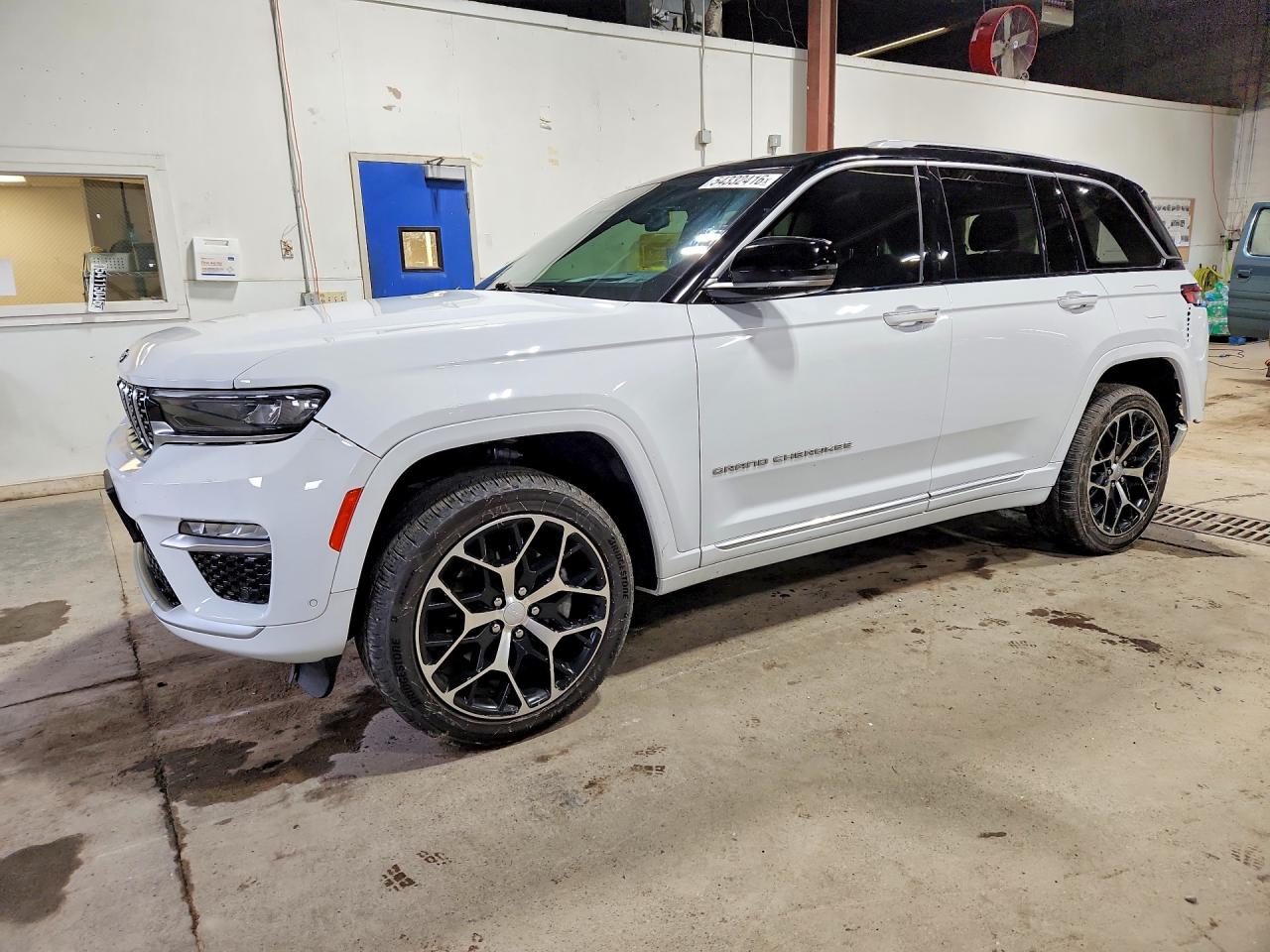 Salvage Jeep Cherokee Image