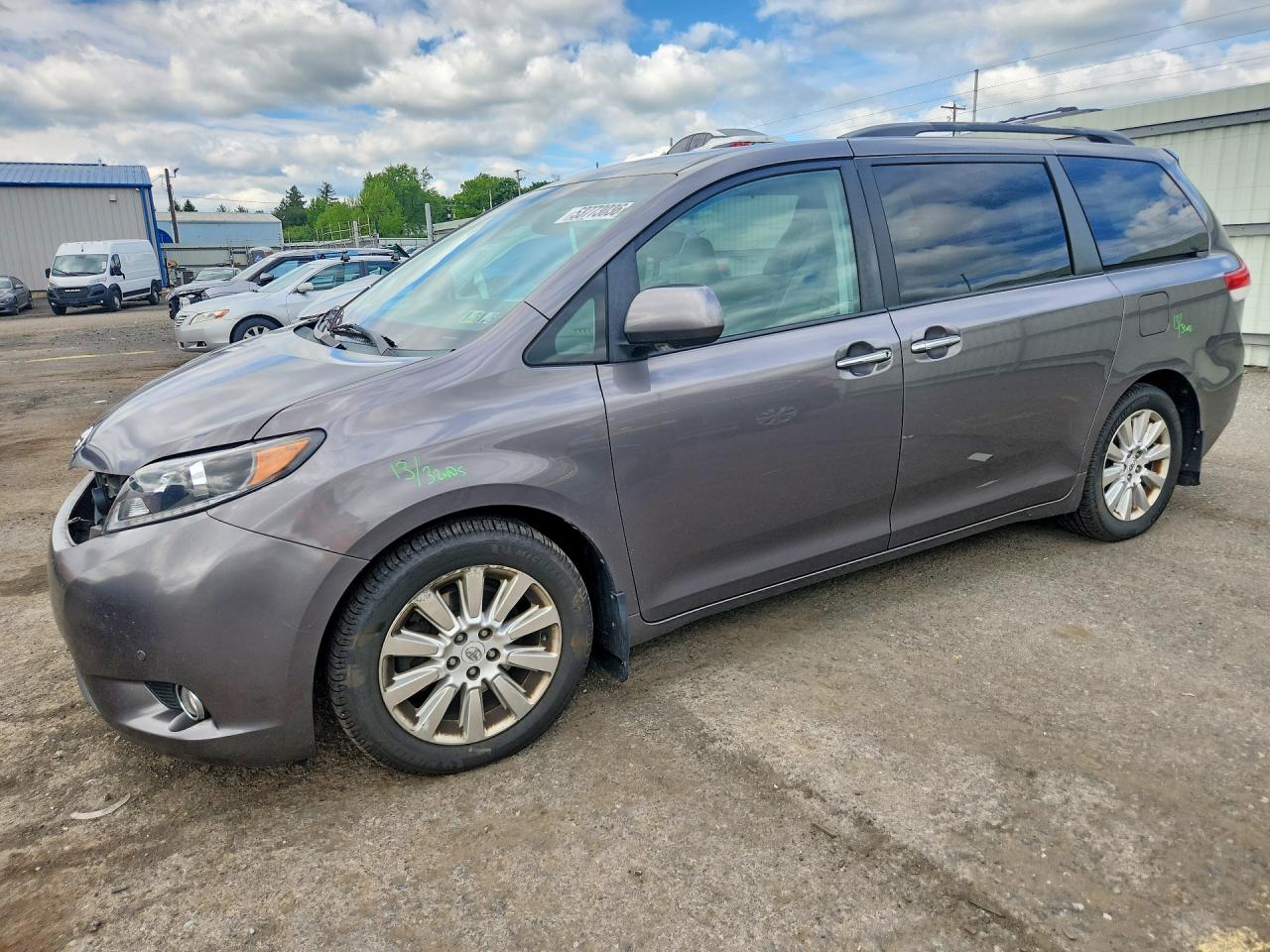 Salvage Toyota Sienna Image