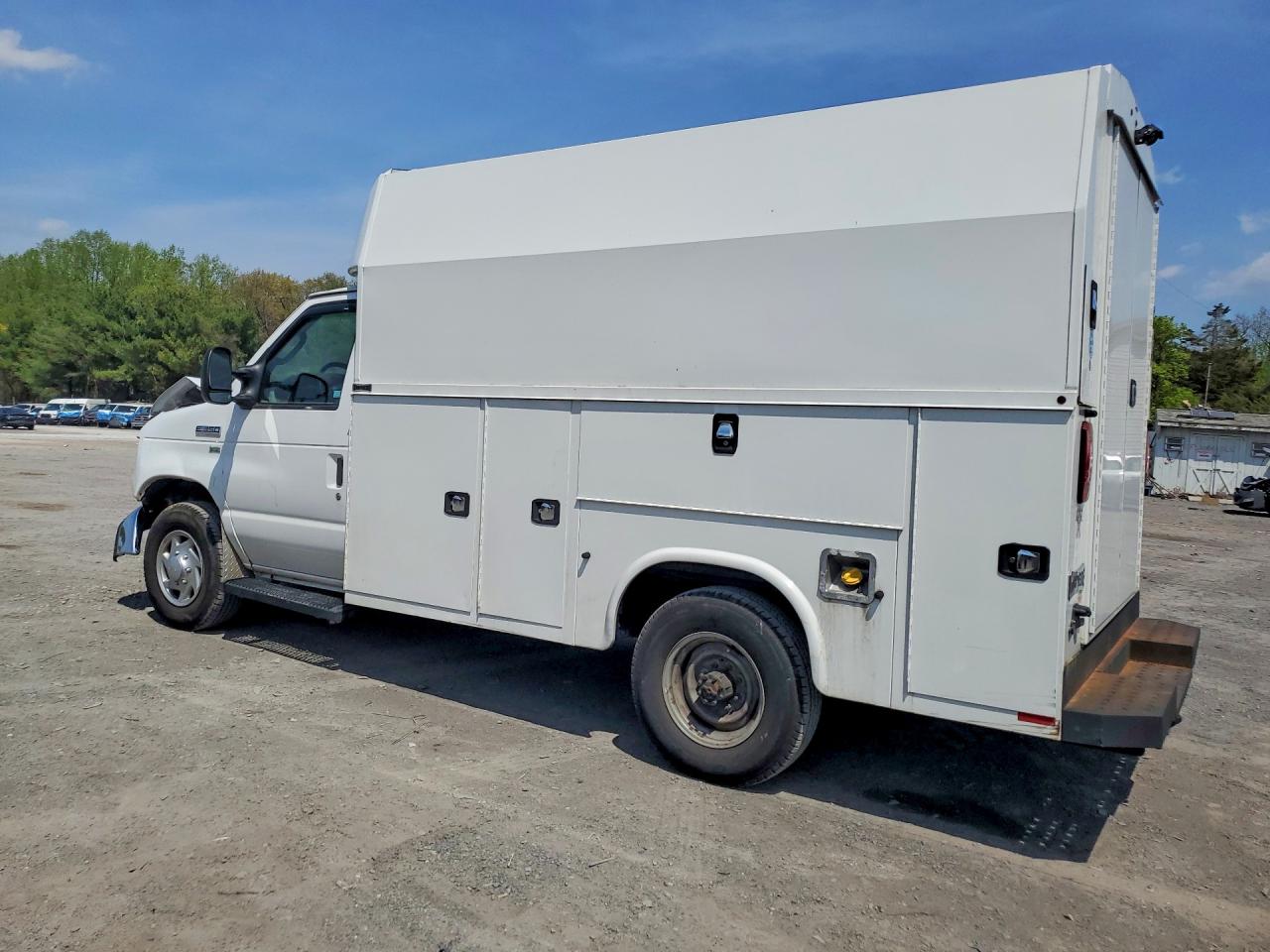 Ford Econoline E350 Super Duty Cutaway Van