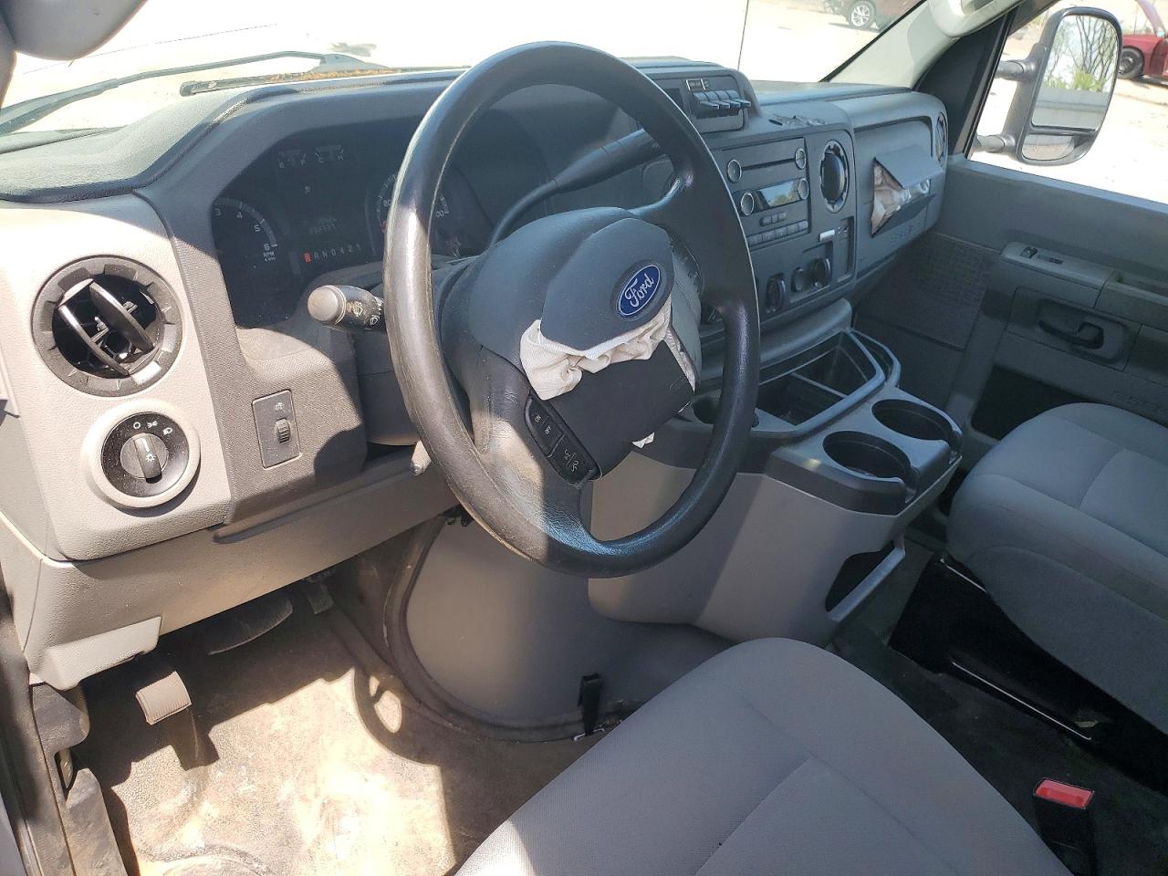 Ford Econoline E350 Super Duty Cutaway Van