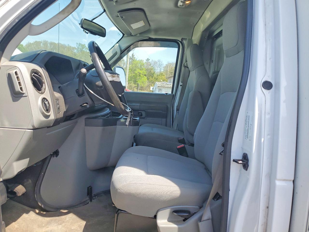 Ford Econoline E350 Super Duty Cutaway Van