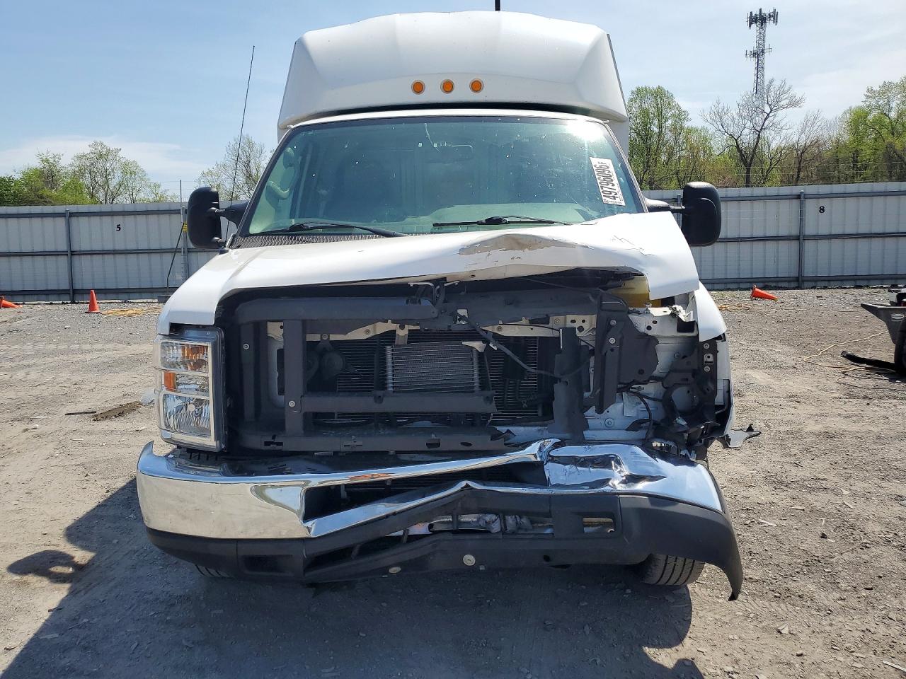 Ford Econoline E350 Super Duty Cutaway Van
