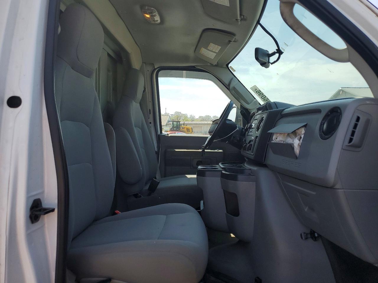 Ford Econoline E350 Super Duty Cutaway Van