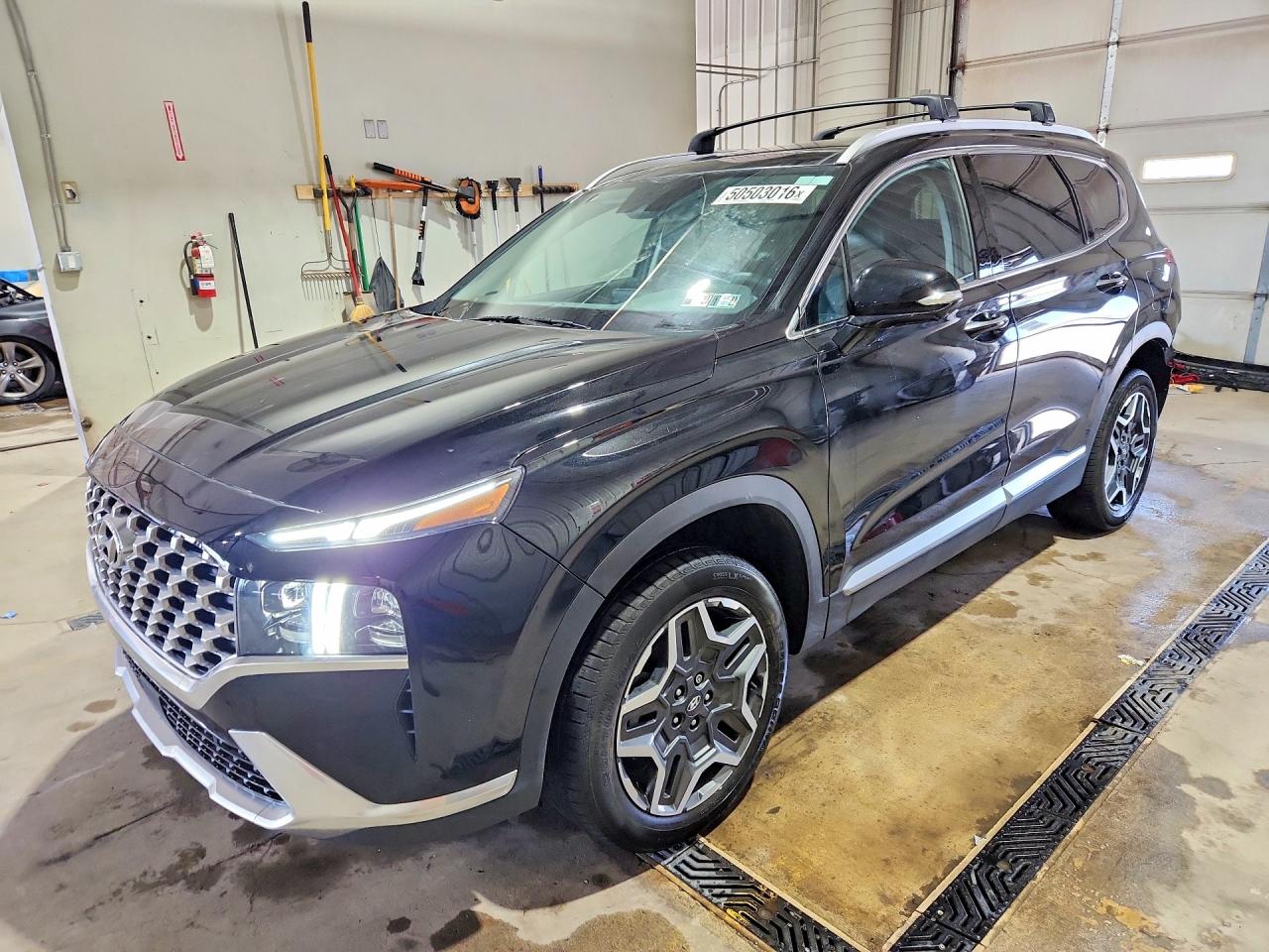 Salvage Hyundai SANTA FE Image