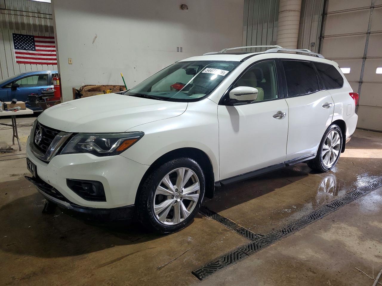 Salvage Nissan Pathfinder Image