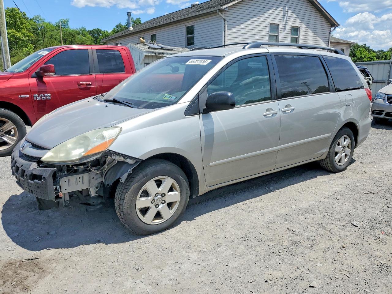 Salvage Toyota Sienna Image