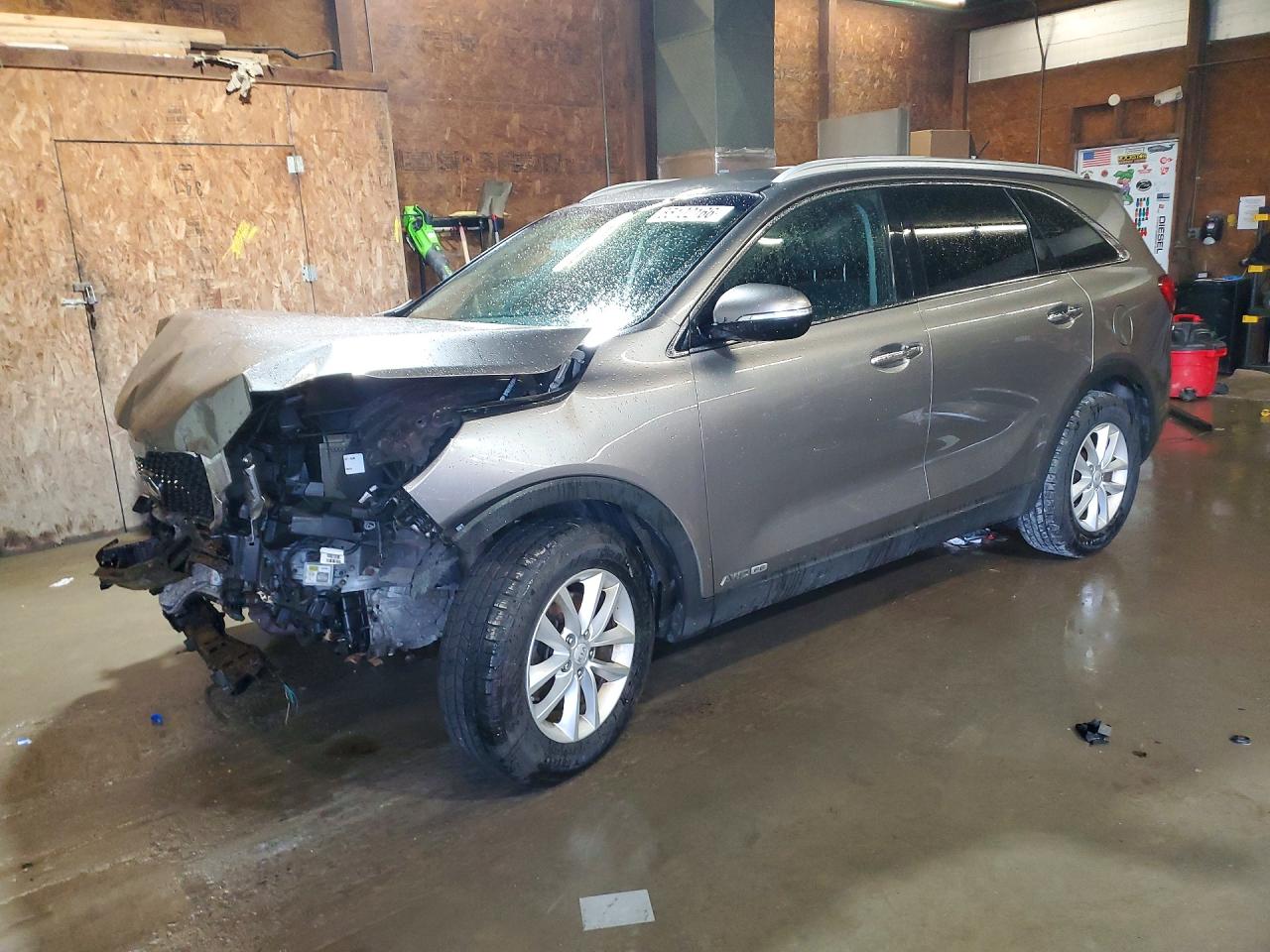 Salvage Kia Sorento Image
