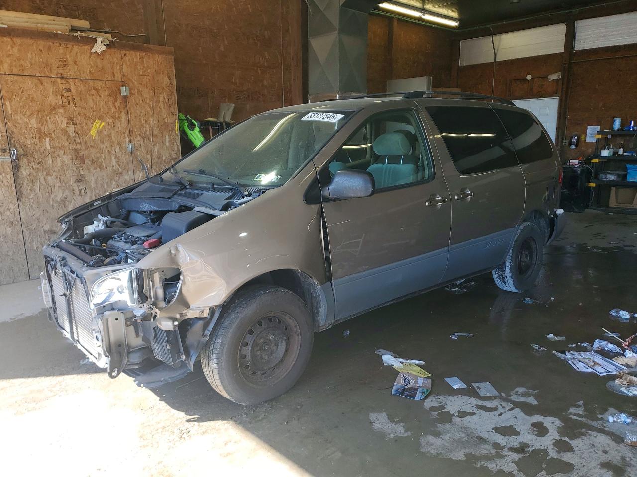 Salvage Toyota Sienna Image