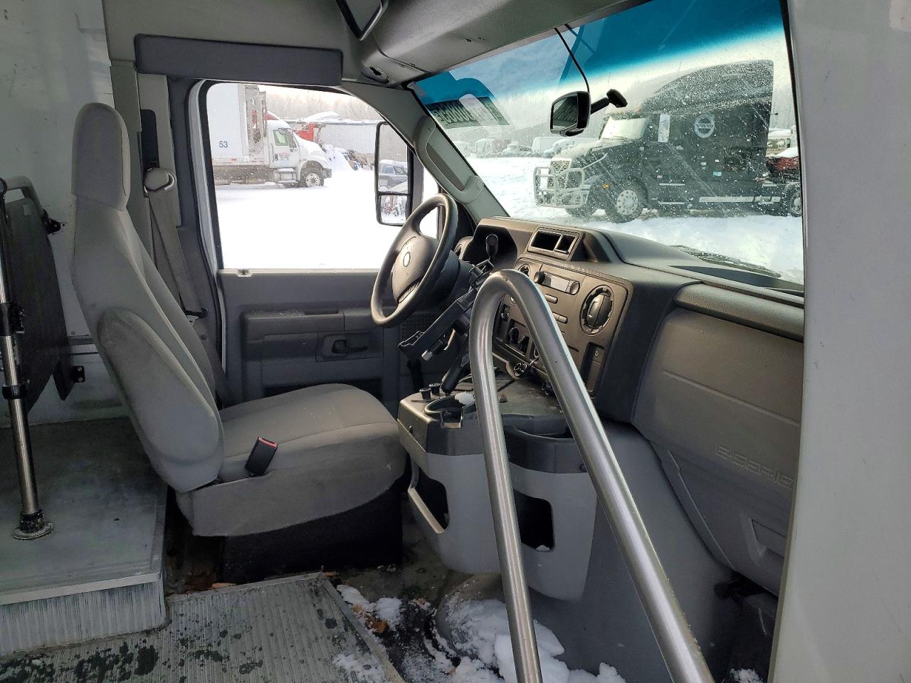 Ford Econoline E350 Super Duty Cutaway Van