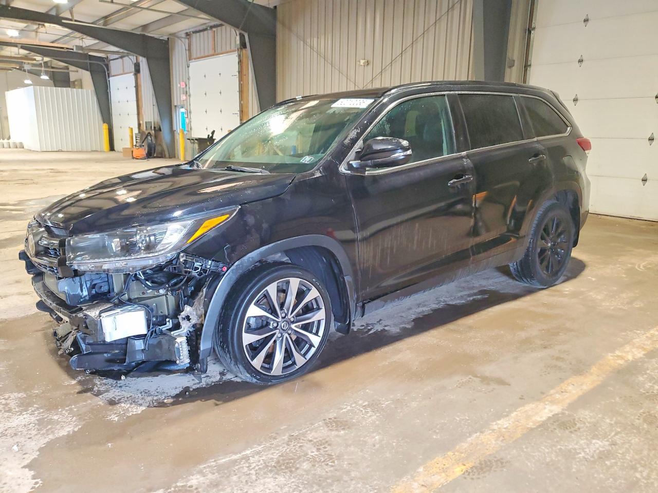 Salvage Toyota Highlander Image