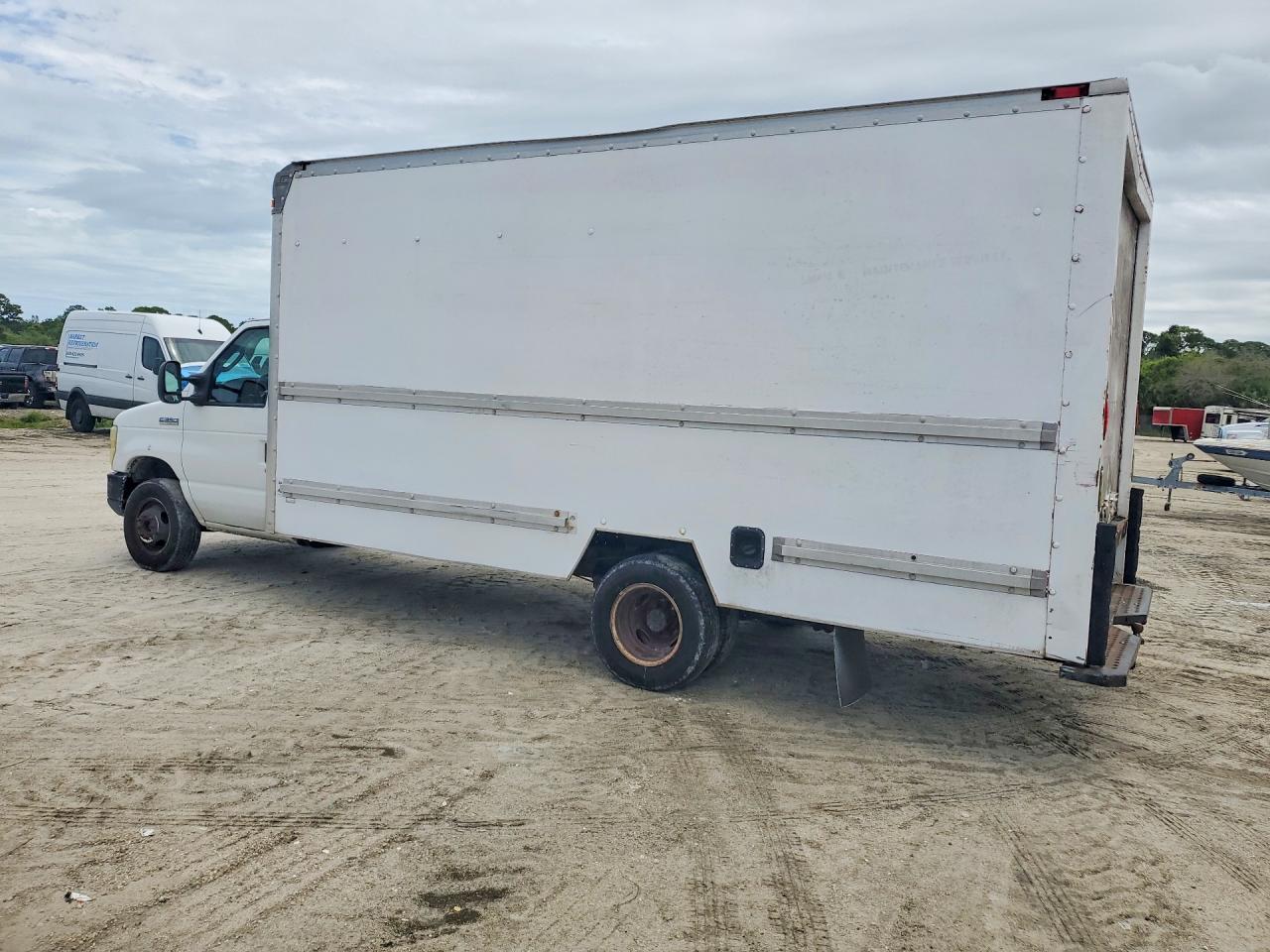 Ford Econoline E350 Super Duty Cutaway Van