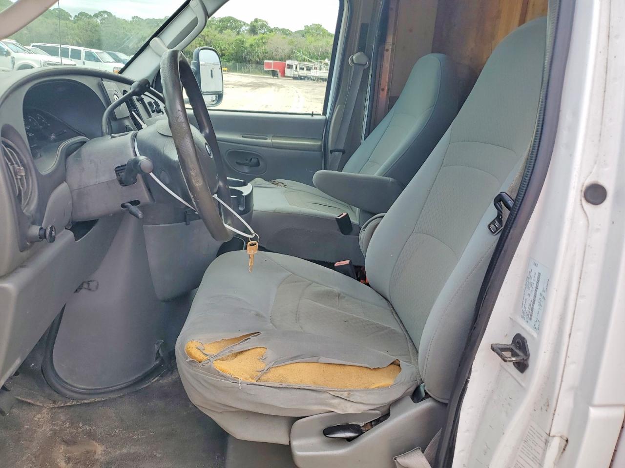 Ford Econoline E350 Super Duty Cutaway Van