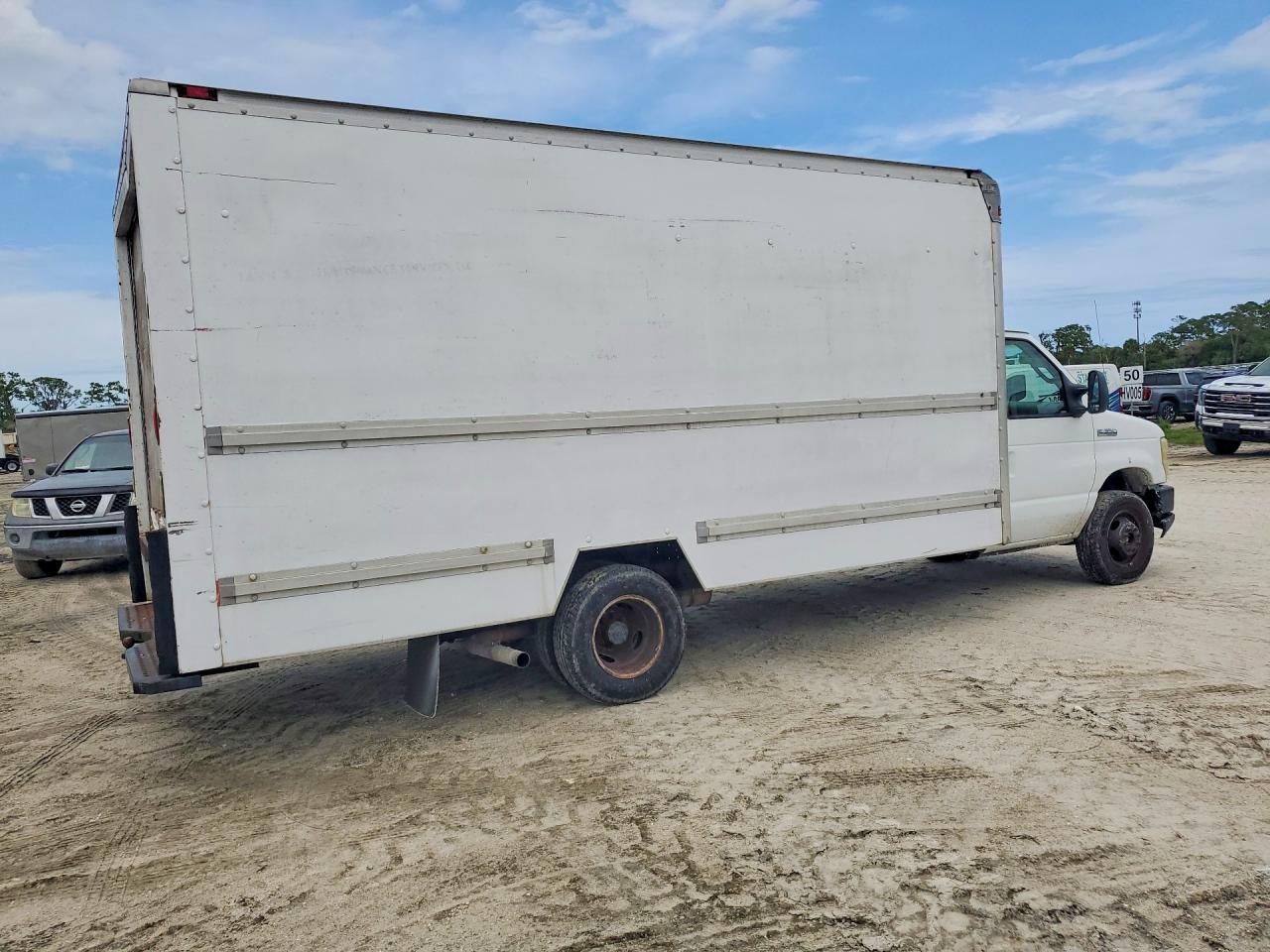 Ford Econoline E350 Super Duty Cutaway Van