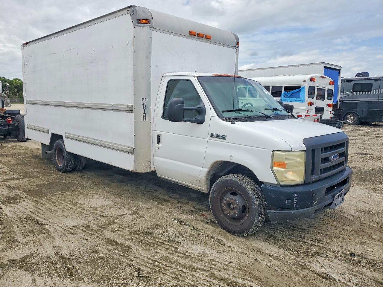 Ford Econoline E350 Super Duty Cutaway Van