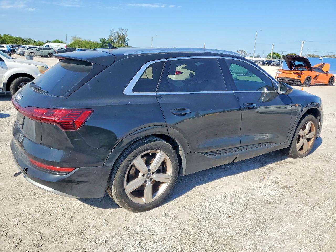 Audi e-tron Premium Plus