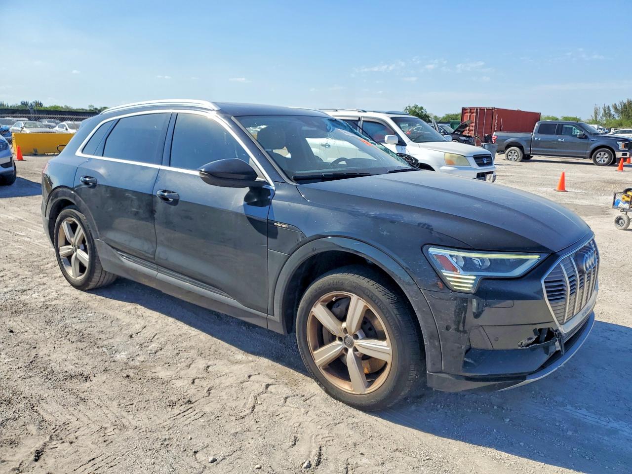 Audi e-tron Premium Plus