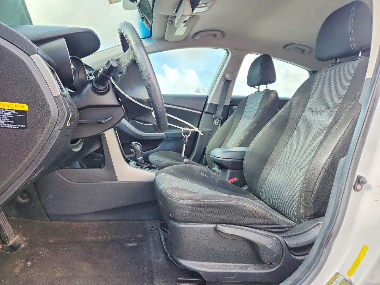 Hyundai ELANTRA Base