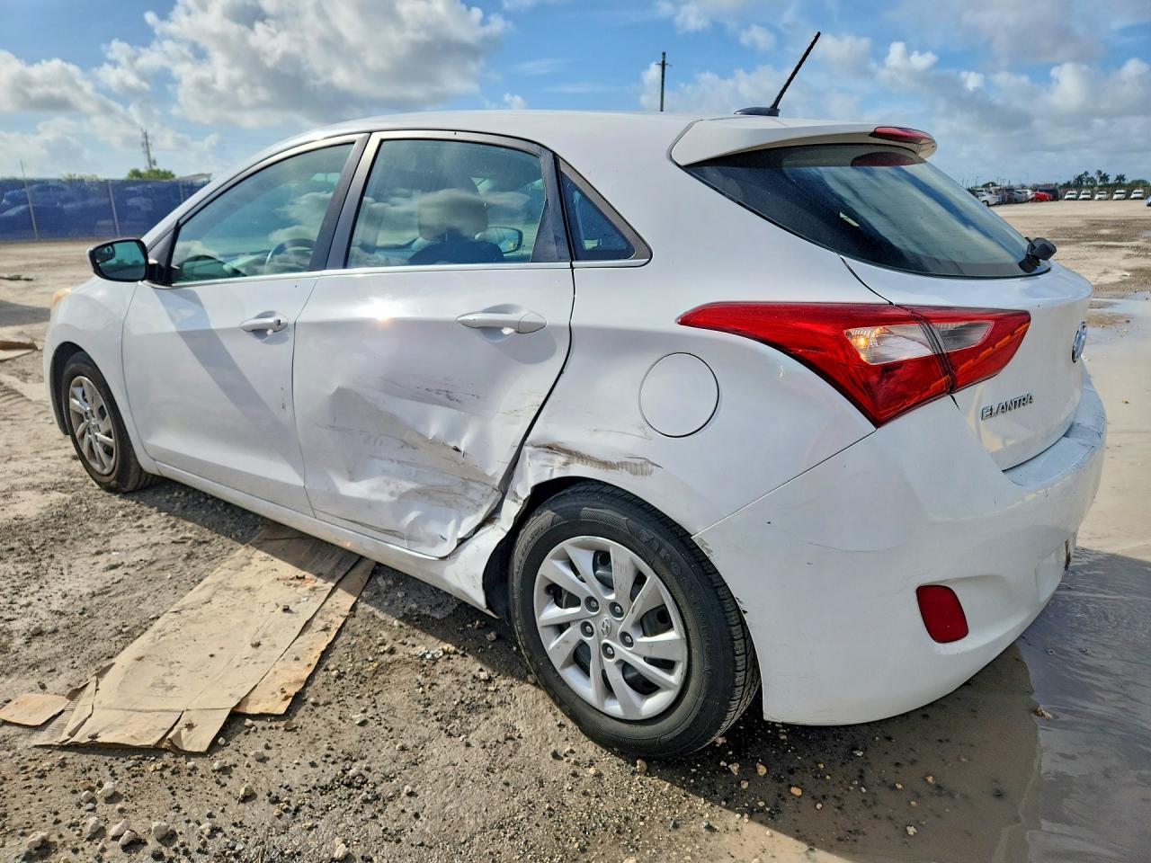 Hyundai ELANTRA Base